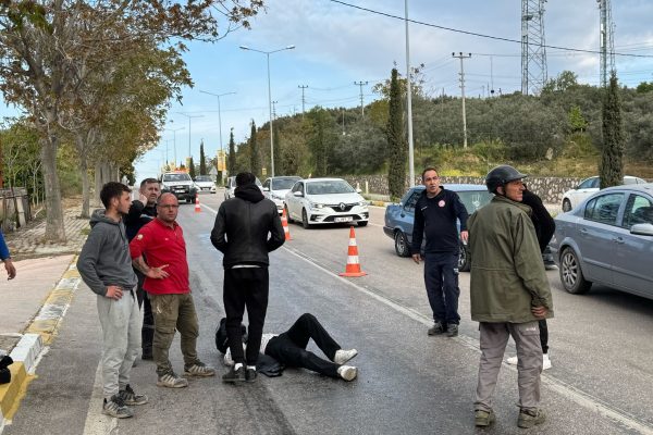 Yola dökülen yağ sebebiyle 2 motosikletli kaza yaptı