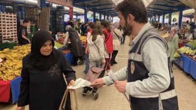 Balıkesir’in Gönen ilçesinde, İlçe Emniyet Müdürlüğü ekipleri Salı Pazarı’nda vatandaşlara