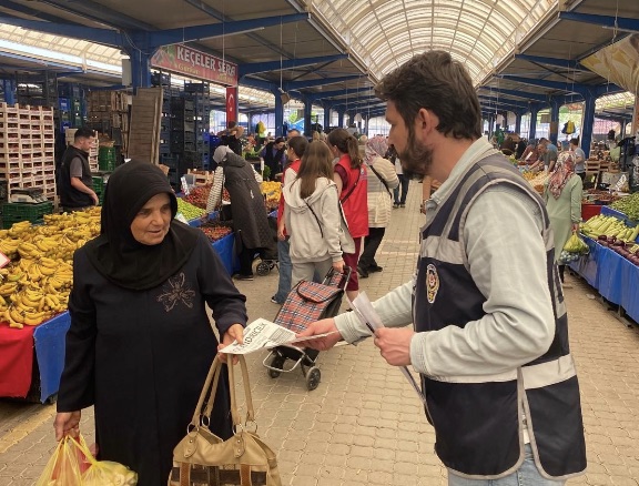 Gönen’de polisten bilgilendirme çalışması Balıkesir’in Gönen ilçesinde, İlçe Emniyet Müdürlüğü ekipleri Salı Pazarı’nda vatandaşlara