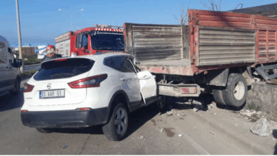 Bandırma Liman Yolu Malta Parkı önünde meydana gelen trafik kazasında