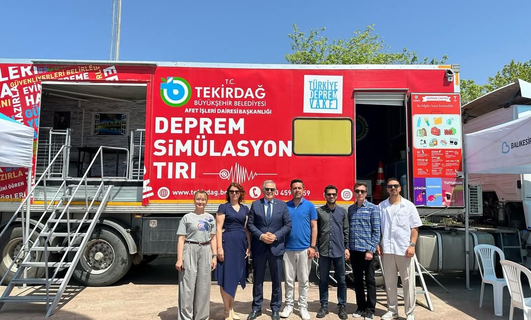 Bandırma Belediye Başkanı Dursun Mirza, Cumhuriyet Meydanı’nda vatandaşların ziyaretine açılan