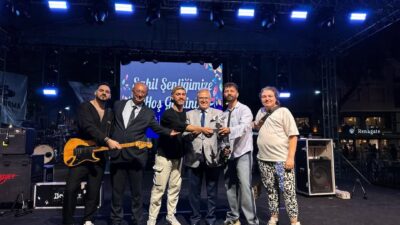 Bandırma Belediyesi tarafından düzenlenen Sahil Şenlikleri, Cumhuriyet Meydanı’nda gerçekleştirilen renkli