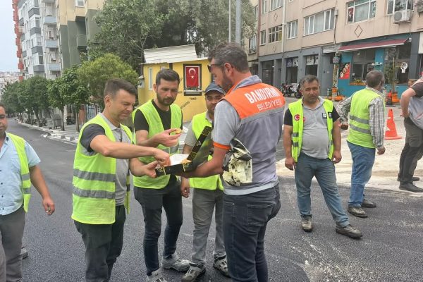 Başkan Mirza’da sahada çalışan işçilere tatlı ikramı
