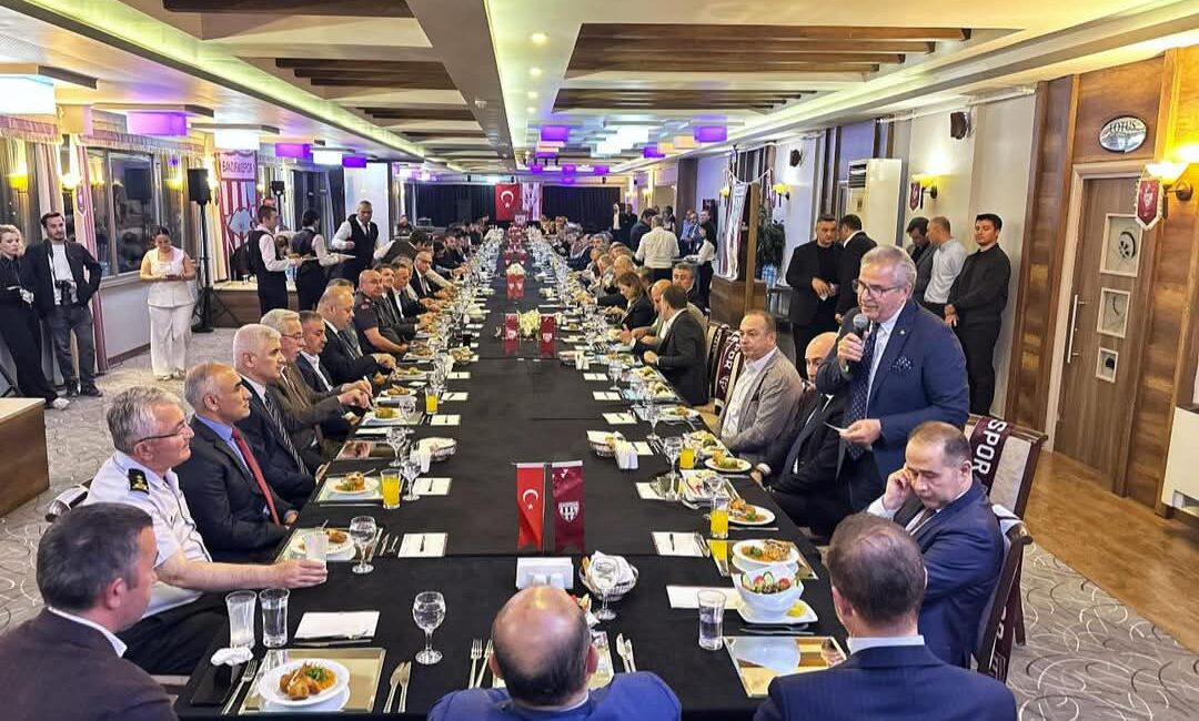 Bandırma Belediye Başkanı Dursun Mirza, kentte düzenlenen Bandırmaspor’a moral ve