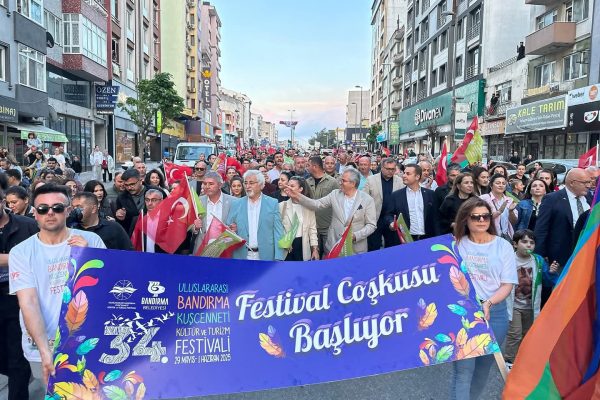 Festival korteji şehri şenlik alanına dönüştürdü