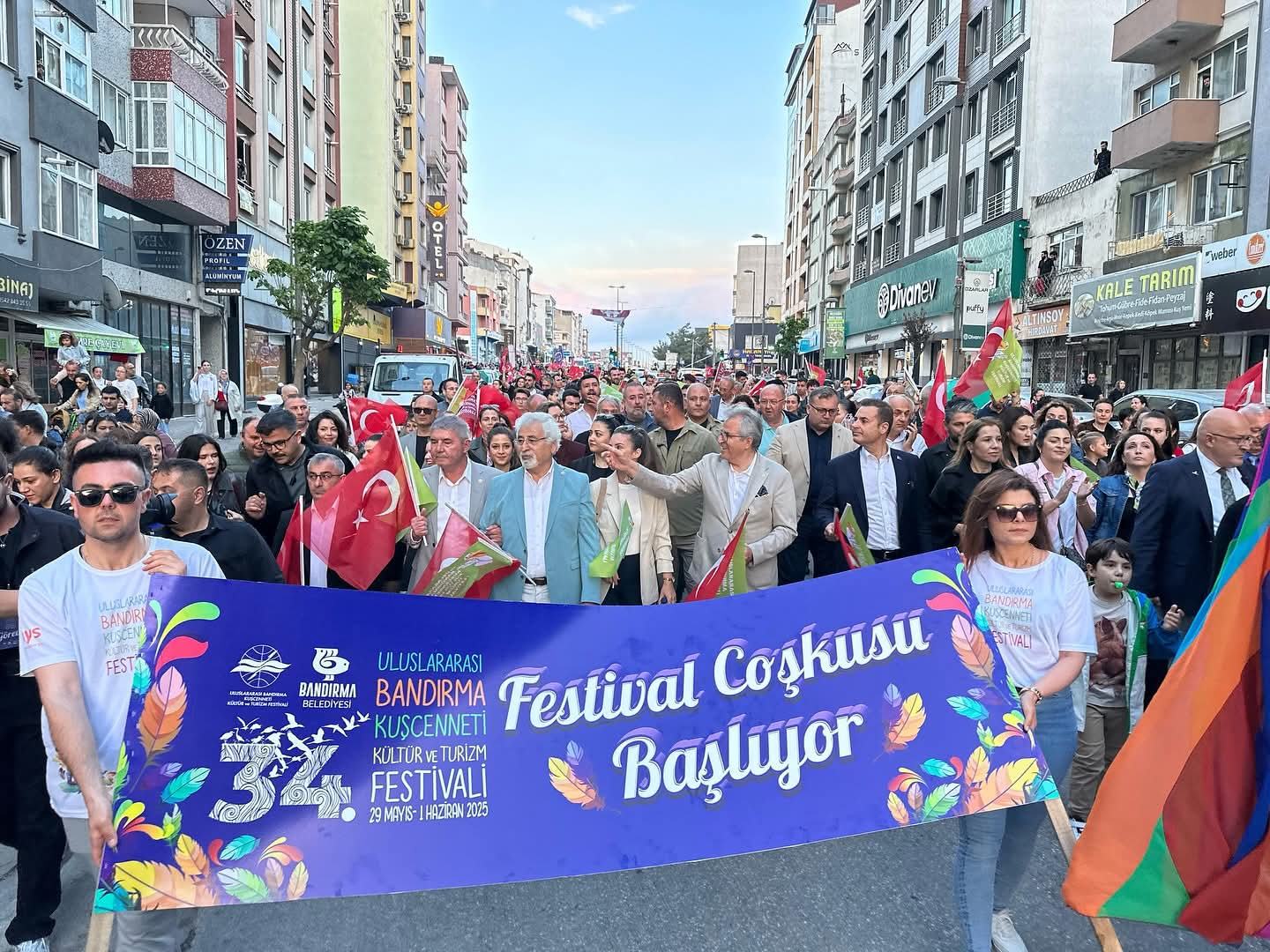 Festival korteji şehri şenlik alanına dönüştürdü