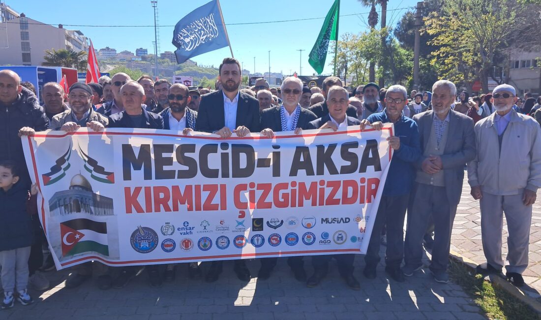 Sivil Toplum Kuruluşları Birliği Bandırma’da Gazze’ye destek mitingi düzenledi. Etkinliğe