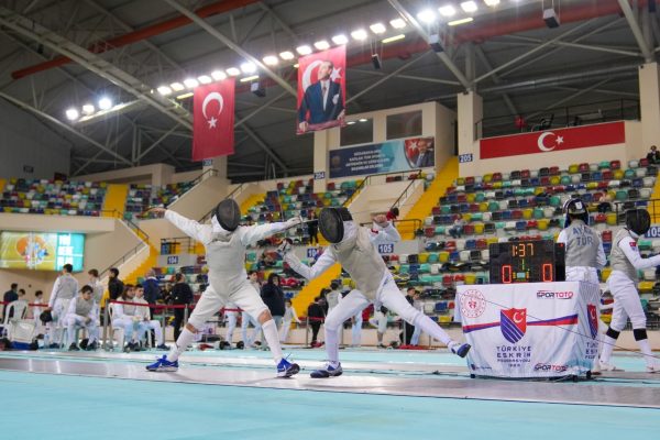 Balıkesir’de sporcular eskrimde şampiyonluk için yarışıyor