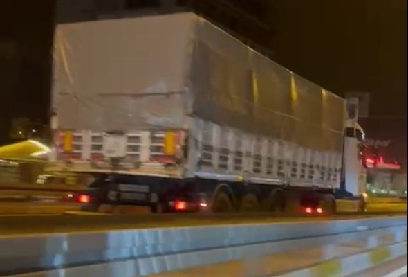 Ters yönden giden alkollü tır şoförü trafiği birbirine kattı