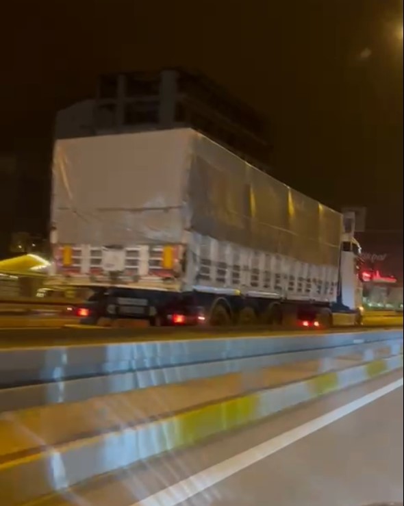Ters yönden giden alkollü tır şoförü trafiği birbirine kattı