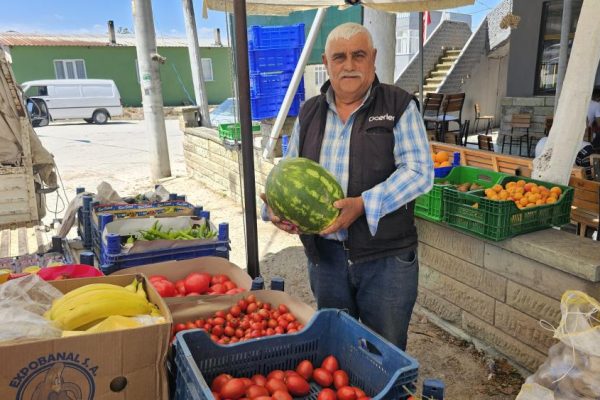 20 yıldır tarlada üretip pazarda satıyor