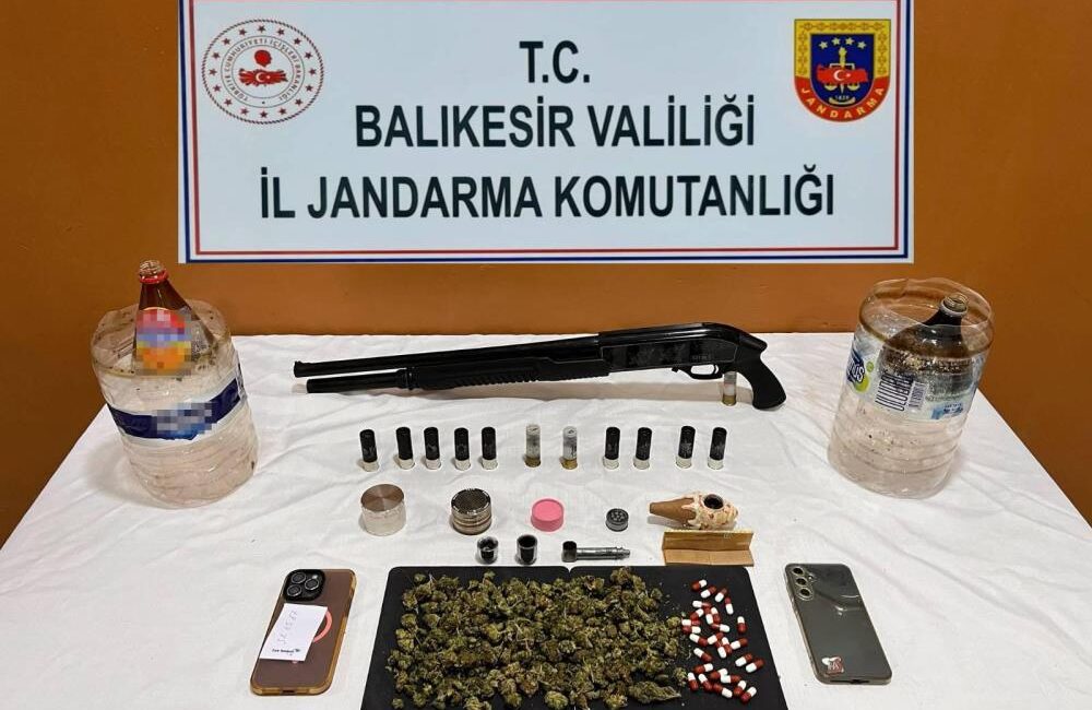 Susurluk’ta uyuşturucu operasyonu Balıkesir’in Susurluk ilçesinde jandarma ekipleri tarafından düzenlenen uyuşturucu operasyonunda iki