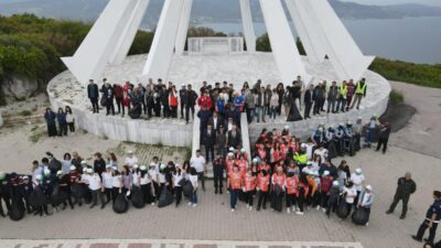 Bandırma’da “Orman Benim” etkinliği çerçevesinde Son Kurşun Anıtı’nda alana atılan