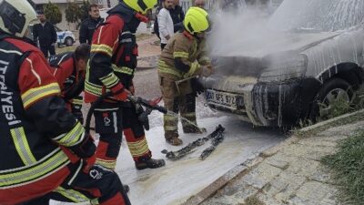 Bandırma’da  park halindeki 07 BFS 872 plakalı araçta çıkan yangın,