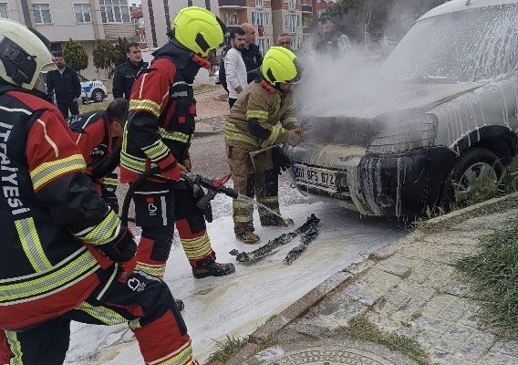 Celal Atik Caddesinde araç yangını