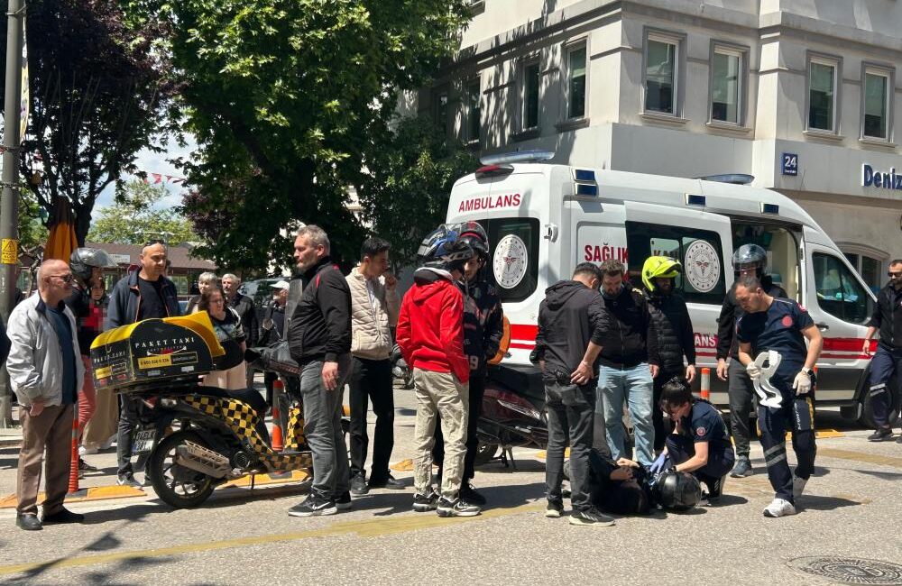 Yine Atatürk Caddesi yine motosiklet kazası Bandırma’da bir market zincirinde görevli motosikletli kurye, ani fren yapması