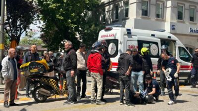 Bandırma’da bir market zincirinde görevli motosikletli kurye, ani fren yapması