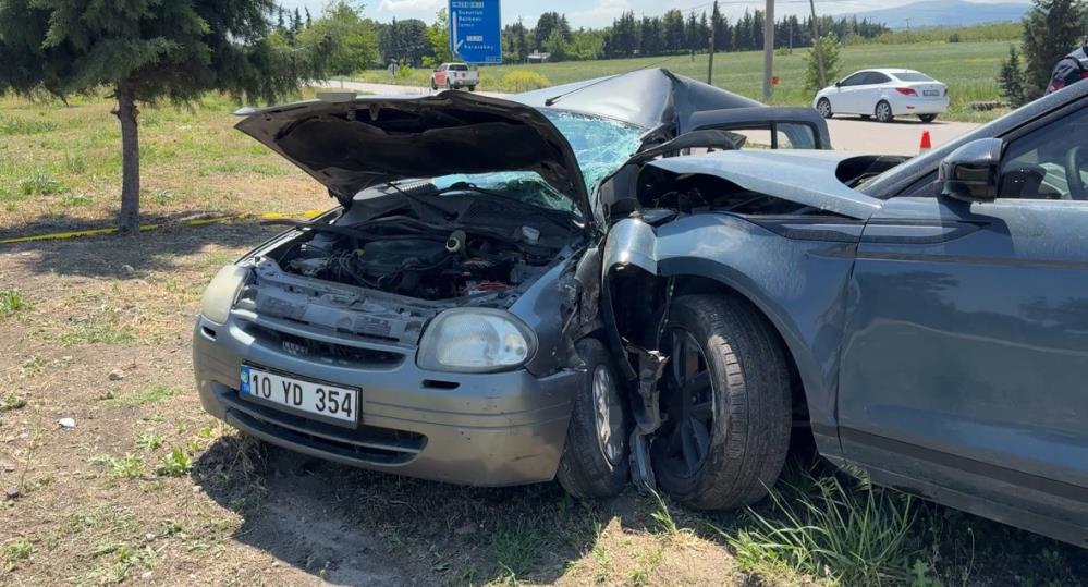 Susurluk’ta cip ile otomobil çarpıştı: 1 ölü, 2 yaralı Balıkesir’in Susurluk ilçesinde cip ile otomobilin çarpışması sonucu 1 kişi