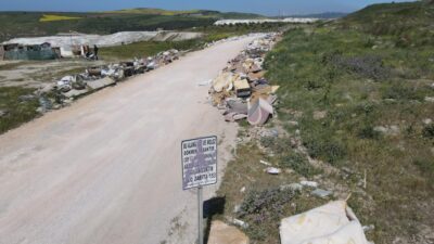 Bandırma ilçesinde mahalleleri birbirine bağlayan yoldaki inşaat molozları ve evsel
