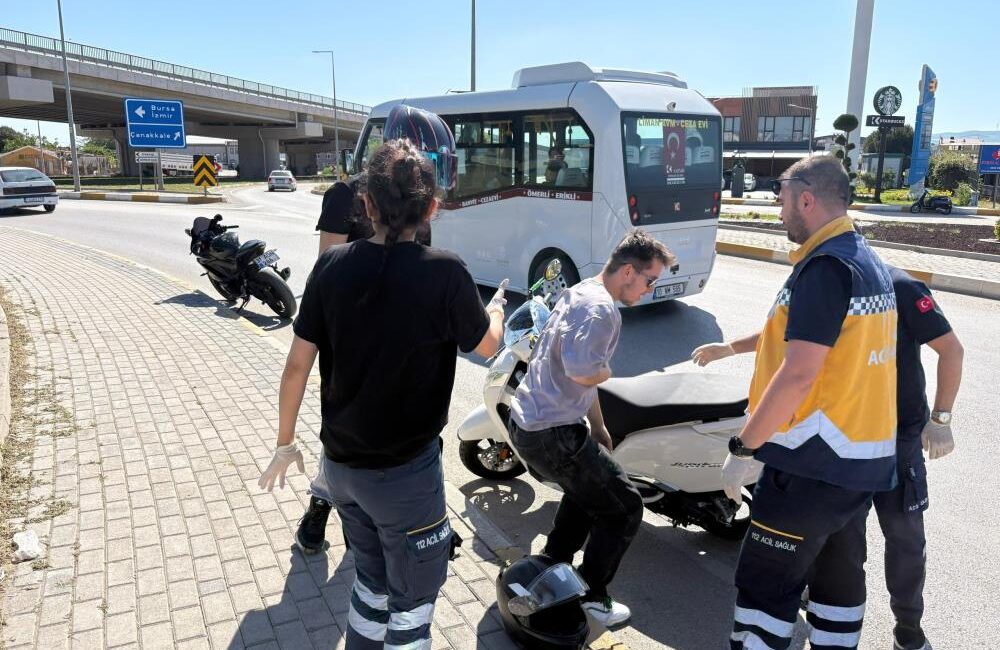 Krozman kavşağında bir kaza daha yaşandı Bandırma’da meydana gelen tek taraflı motosiklet kazasında bir kişi yaralandı.