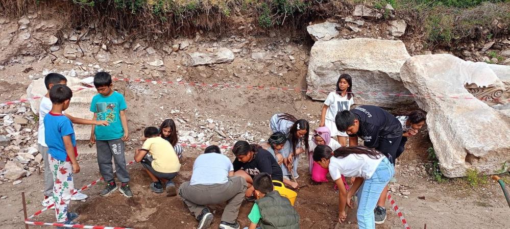 Küçük arkeologlar işbaşında Uluslararası Müzeler Haftası çerçevesinde Bandırma’nın Çınarlı Mahallesi’nden katılan çocuklar, Kyzikos