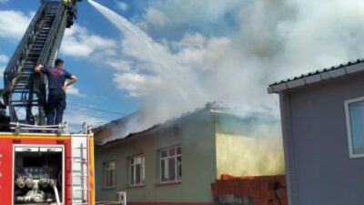 Gönen ilçesinde müstakil bir evde çıkan yangın, itfaiye ekiplerinin müdahalesiyle