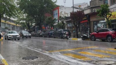 Meteoroloji Genel Müdürlüğü’nün uyarılarının ardından Bandırma’da sabah saatlerinde başlayan sağanak