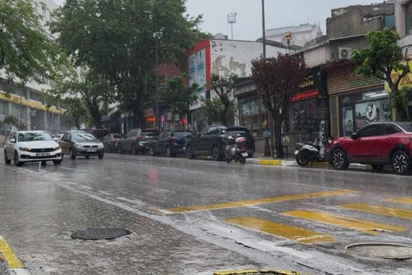 Sağanak yağış etkili oluyor