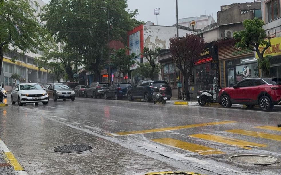 Sağanak yağış etkili oluyor Meteoroloji Genel Müdürlüğü’nün uyarılarının ardından Bandırma’da sabah saatlerinde başlayan sağanak