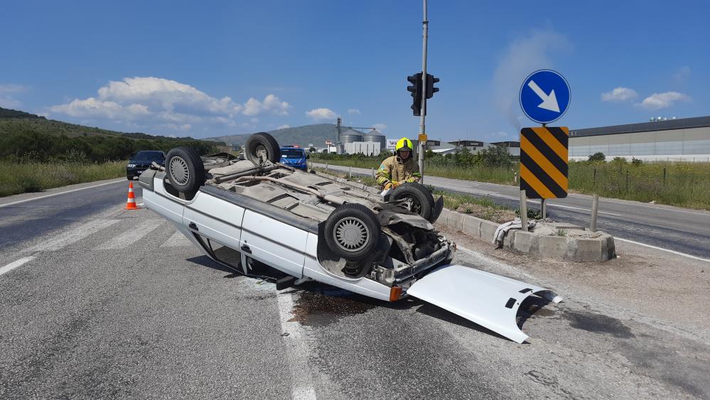 Takla atan araçta 2 kişi yaralandı Gönen ilçesi Buğdaylı Mahallesi yakınlarında meydana gelen trafik kazasında 2