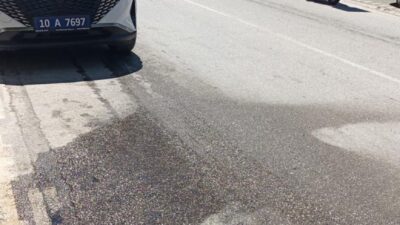 Bandırma’da, şehir içi otobüsünden yola sızan mazot nedeniyle Atatürk Caddesi’nde