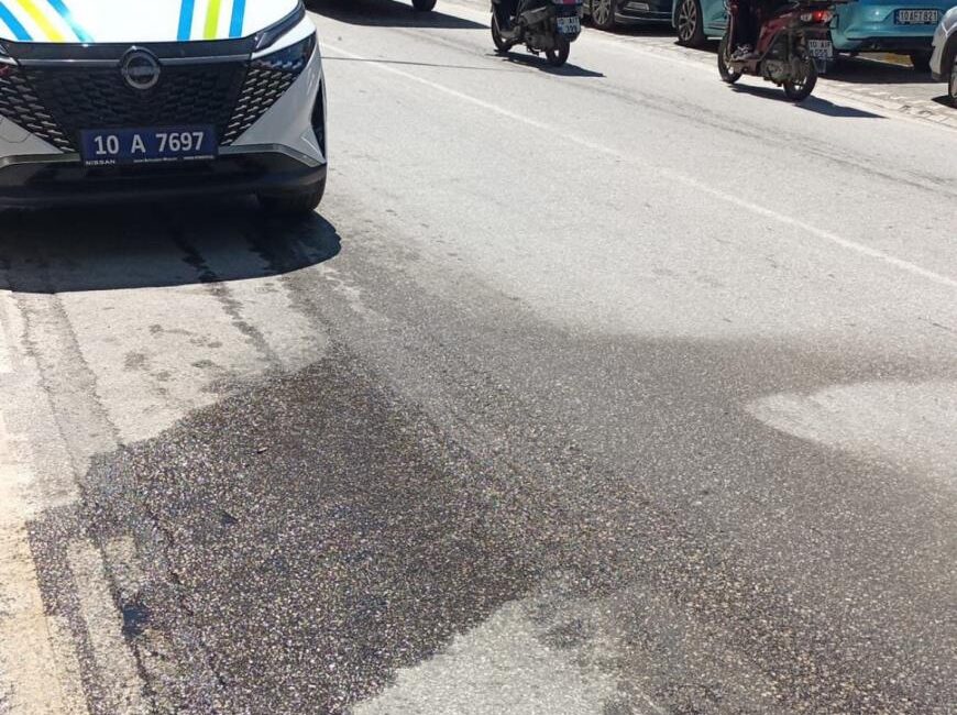 Mazotun sızdığı yolda kayan sürücü yaralandı Bandırma’da, şehir içi otobüsünden yola sızan mazot nedeniyle Atatürk Caddesi’nde