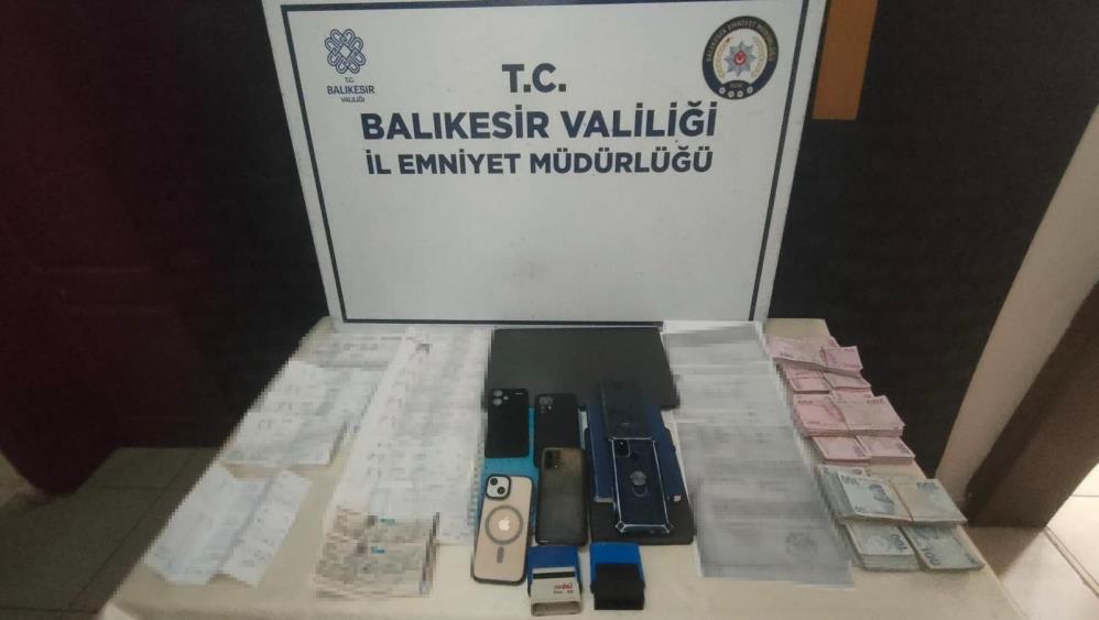 Bandırma ve Bursa’da tefecilik operasyonu: 7 şüpheli yakalandı Balıkesir’in Bandırma ilçesinde, Cumhuriyet Başsavcılığı koordinesinde yürütülen soruşturma kapsamında, örgüt