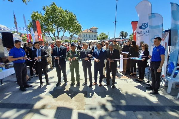 Hükümlü ve Tutukluların karma sergisi Cumhuriyet Meydanında açıldı