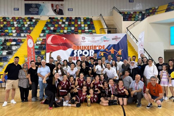 Bandırma Voleybol Takımı Şampiyonluklara doymuyor