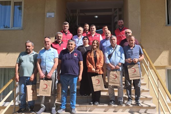 Kızılay kan bağışçılarını madalya ve plaket ile ödüllendirdi
