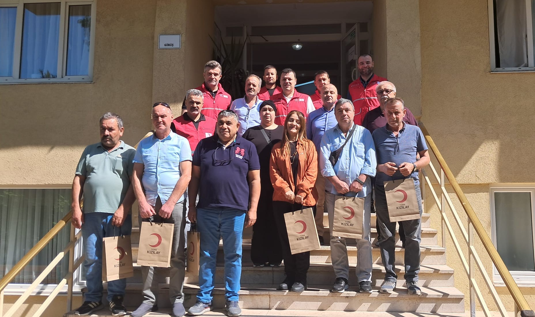 Kızılay kan bağışçılarını madalya ve plaket ile ödüllendirdi