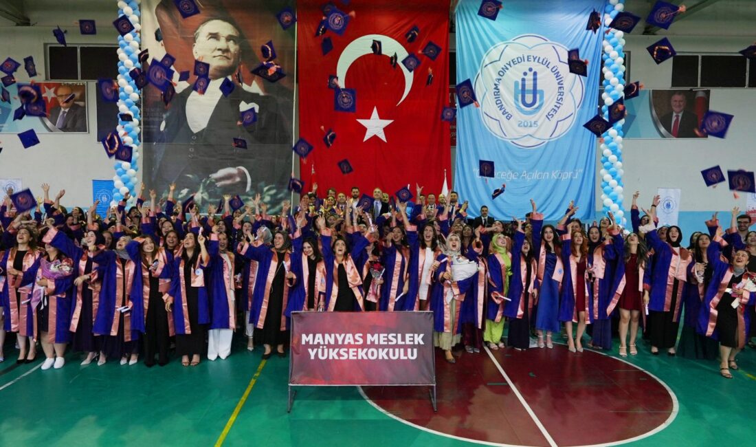   Manyas Meslek Yüksekokulu mezuniyet törenimiz büyük bir coşkuyla gerçekleşti.