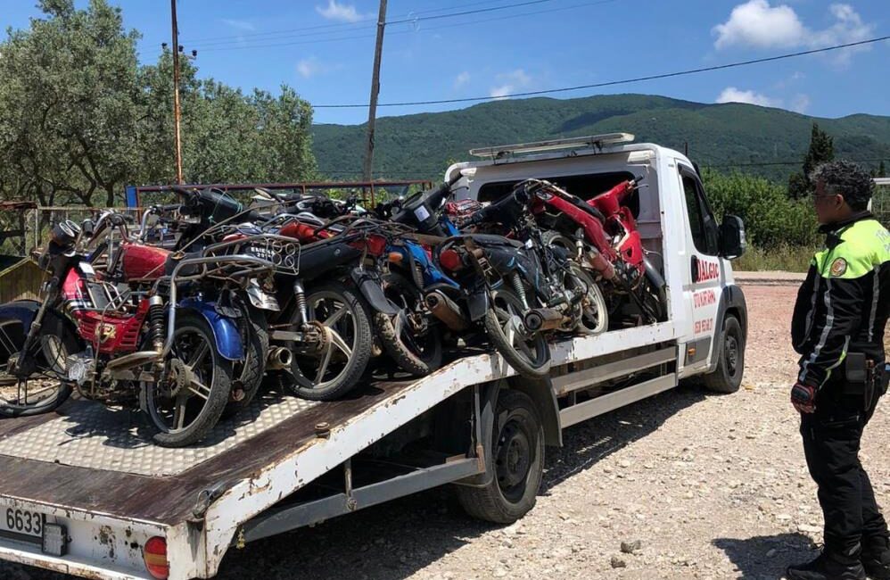 Tescilsiz motosikletler toplatılıyor Erdek İlçe Emniyet Müdürlüğü, yaklaşan turizm hareketliliği öncesinde şehir merkezindeki