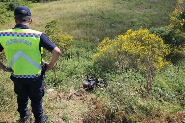 Motosiklet direksiyon hakimiyetini kaybetti uçuruma düştü