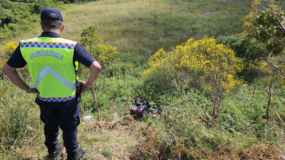 Motosiklet direksiyon hakimiyetini kaybetti uçuruma düştü Bandırma-Erdek karayolunda 10 AOF 903 plakalı motosiklet sürücüsü, tek taraflı