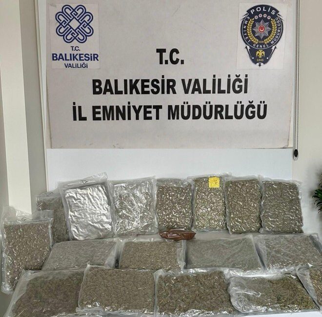 19 kilo esrar ele geçirildi Balıkesir Emniyet Müdürlüğü ekiplerinin uyuşturucuya yönelik çalışmaları devam ediyor. İl