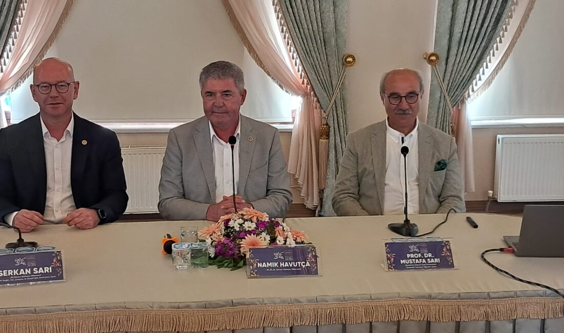   Uluslararası Kuşcenneti Festivali kapsamında yapılan panelde konuşan Onyedi Eylül