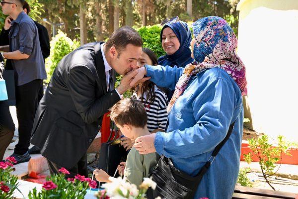 Büyükşehir Belediyesi gazi ve şehit ailelerinin yanında