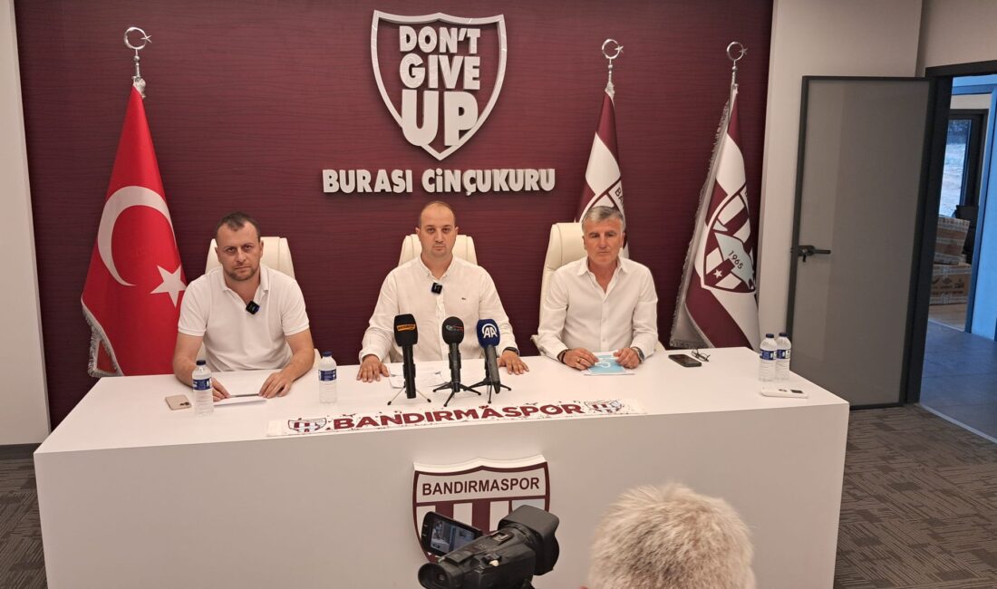 Bandırmaspor’un yeni yönetimi ilk basın toplantısını Onur Göçmez Tesislerinde gerçekleştirdi.