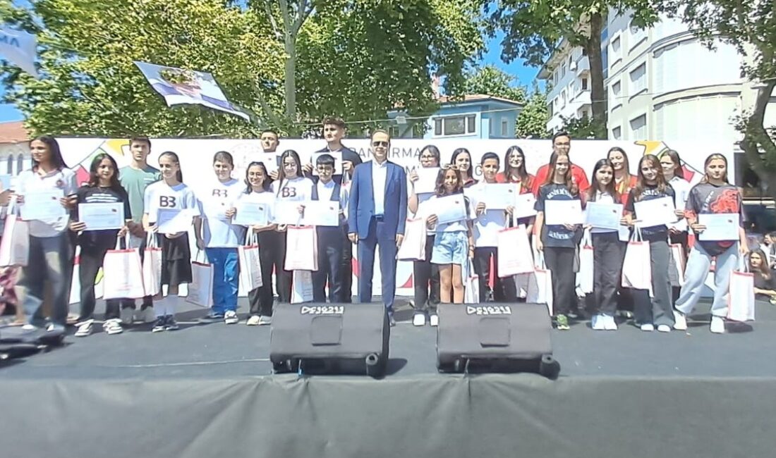 İlçe Milli Eğitim Müdürlüğünün hazırladığı Gençlik Şenlikleri Cumhuriyet Meydanında başladı.