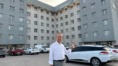 Kardiyolog Dr. Selim Panç Bandırma Eğitim ve Araştırma Hastanesi önünde