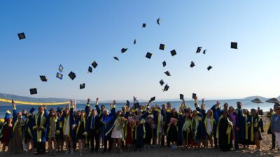 &nbsp; Erdek Meslek Yüksekokulu mezuniyet töreni coşku ve heyecanla gerçekleşti.