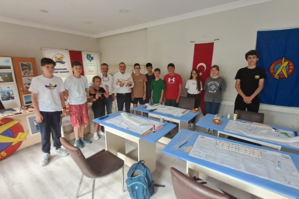 Mehmet Doğan model uçak kursiyerlerini ziyaret etti