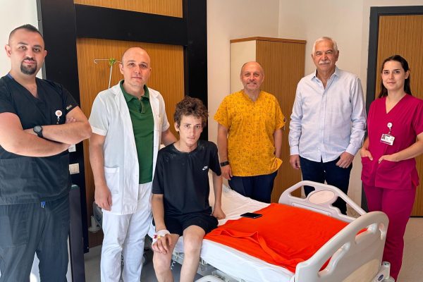 Şah damarı ve nefes borusu yırtılan genç zamanında müdahale ile yaşama tutundu